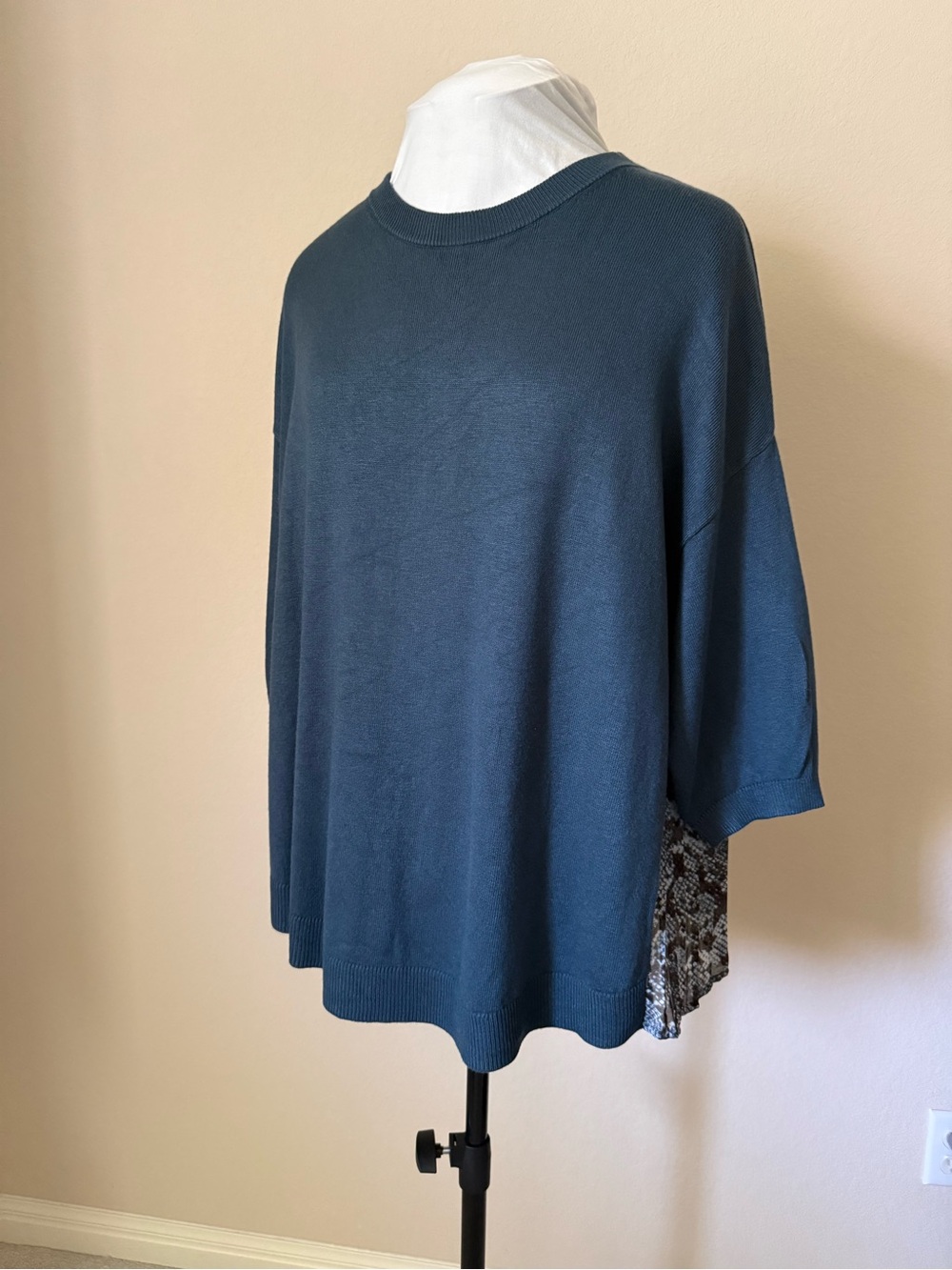 Ann Taylor Teal-Blue Short Sleeve Crew Neck Knit Top with Pleated Back